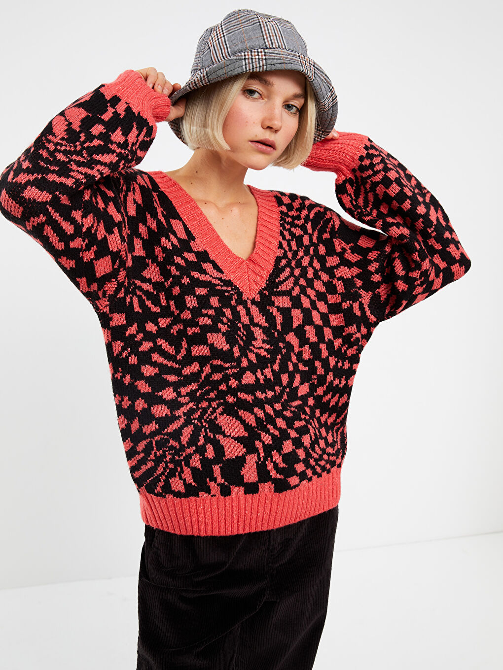 Mercan V Yaka Desenli Uzun Kollu Kadın Triko Kazak