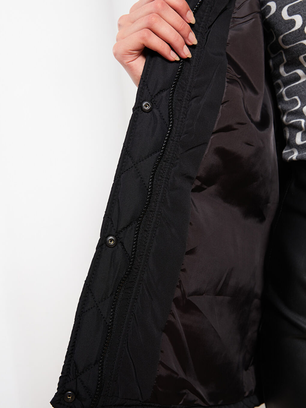 Siyah Gömlek Yaka Kapitone Kadın Şişme Mont-4