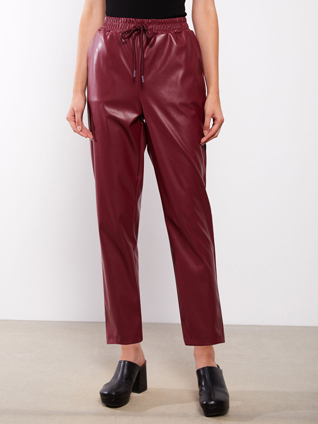 LCWAIKIKI Classic Elastischer Bund Kunstleder Damenhosen -W2CL68Z8-HMS