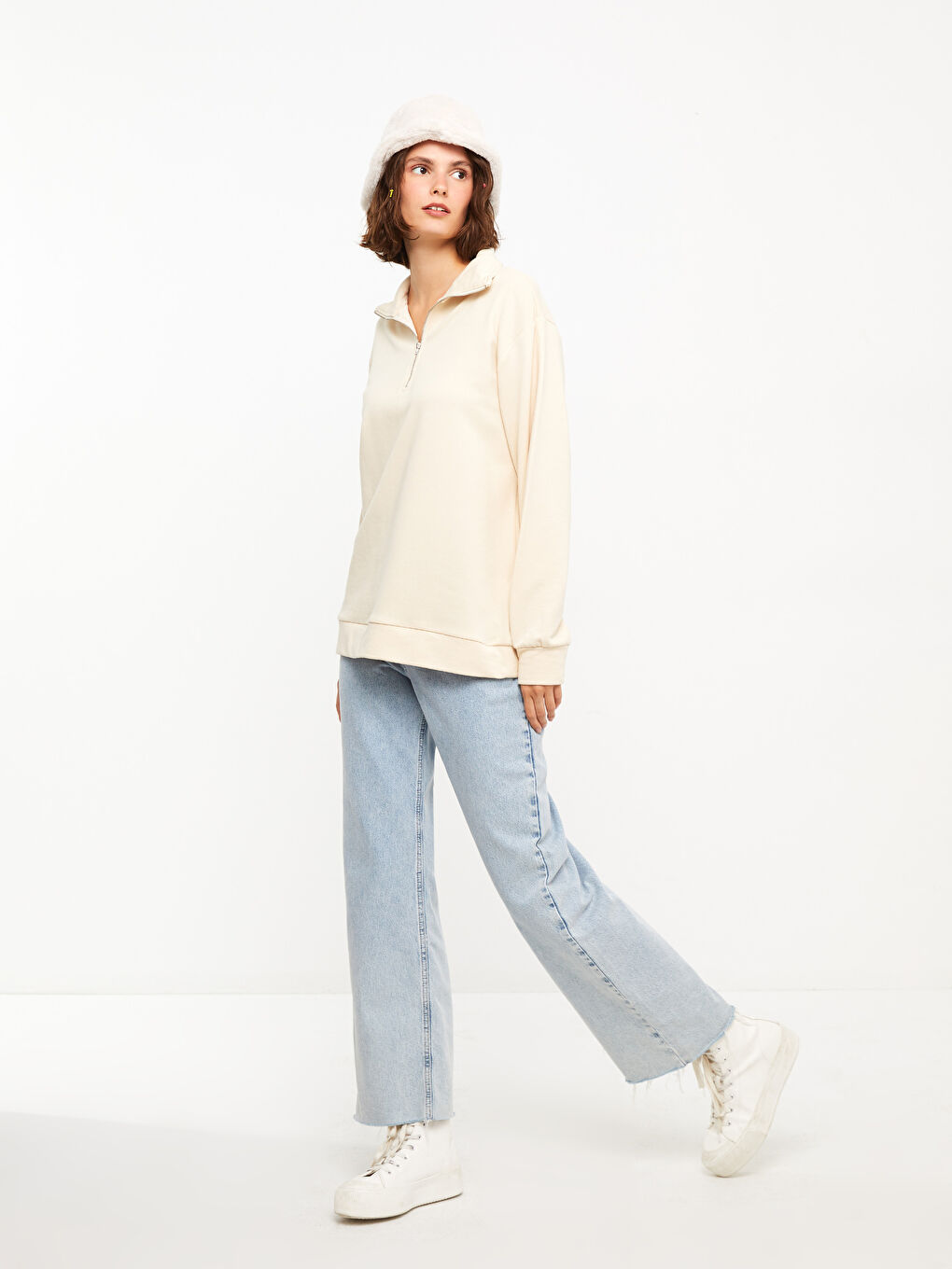 Bej Dik Yaka Düz Uzun Kollu Kadın Sweatshirt