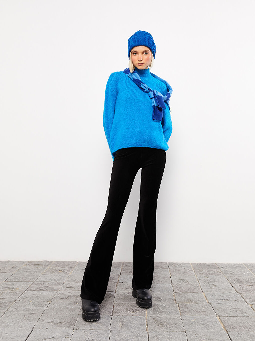 Siyah Standart Fit Düz İspanyol Paça Kadife Kadın Pantolon