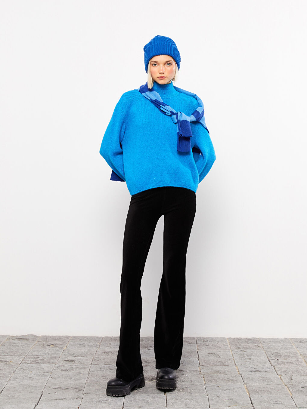 Siyah Standart Fit Düz İspanyol Paça Kadife Kadın Pantolon-1