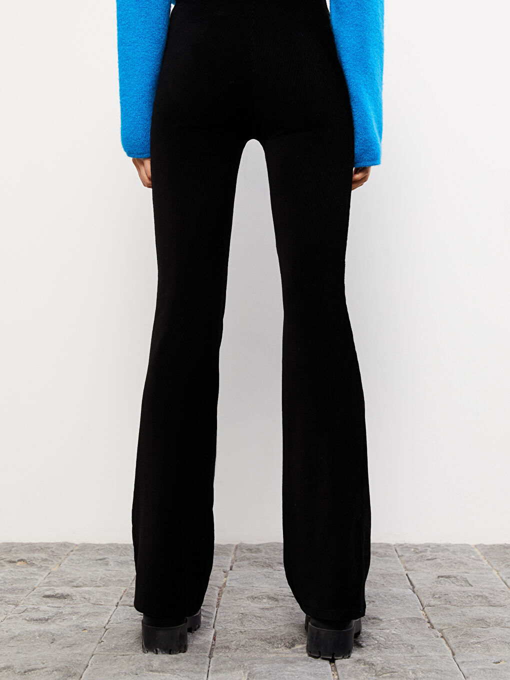 Siyah Standart Fit Düz İspanyol Paça Kadife Kadın Pantolon-4