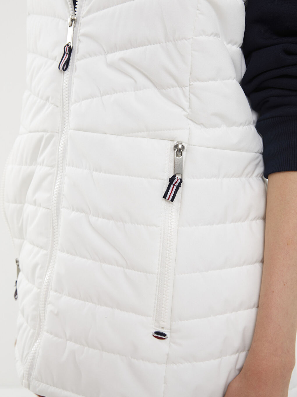 Ekru Kadın Kapüşonlu Düz Şişme Yelek-4