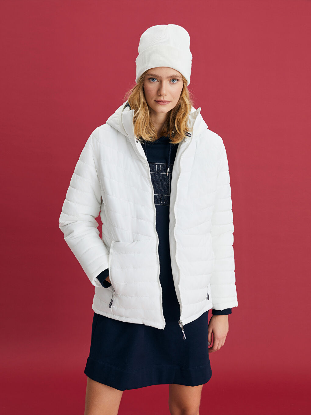 Ekru Kadın Kapüşonlu Düz Şişme Mont