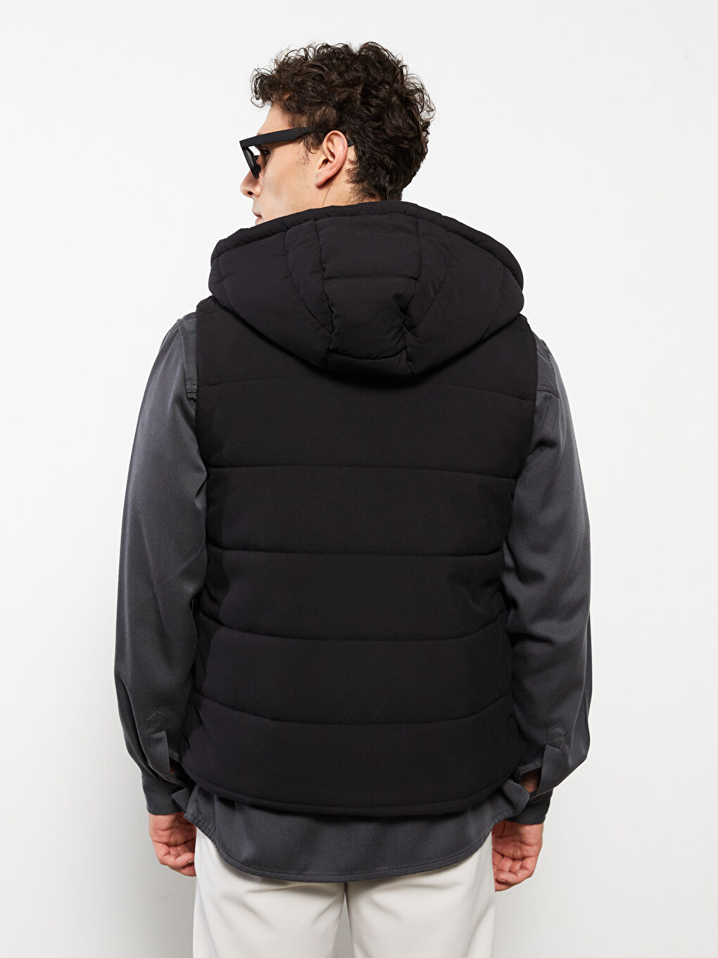 Siyah Standart Kalıp Kapüşonlu Erkek Yelek-4