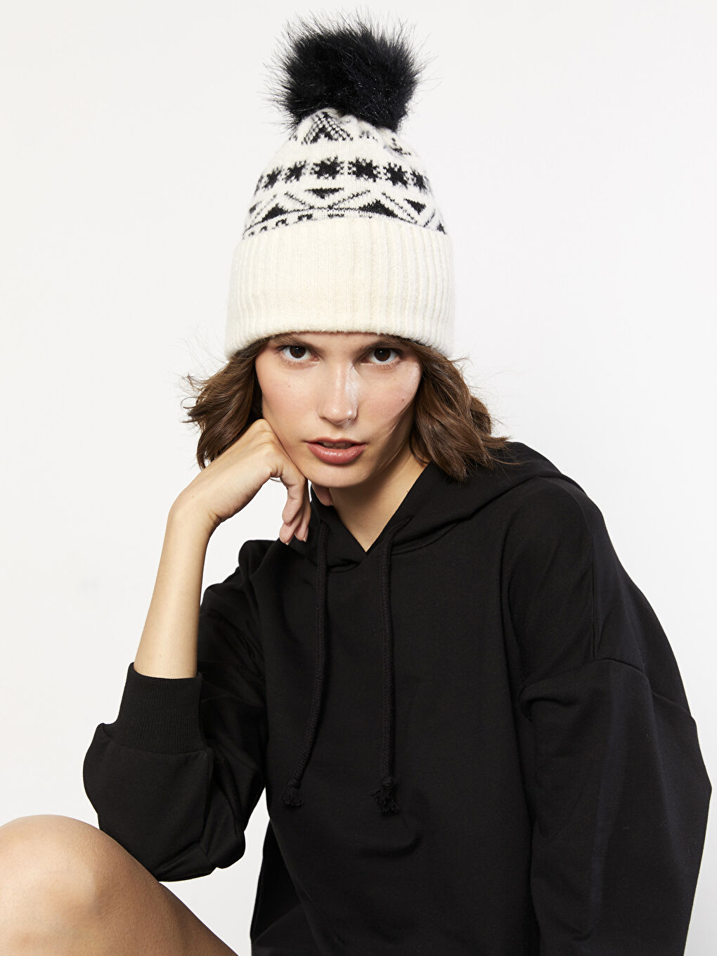 بيريه للسيدات بتفاصيل بومبون ومطبوع-1