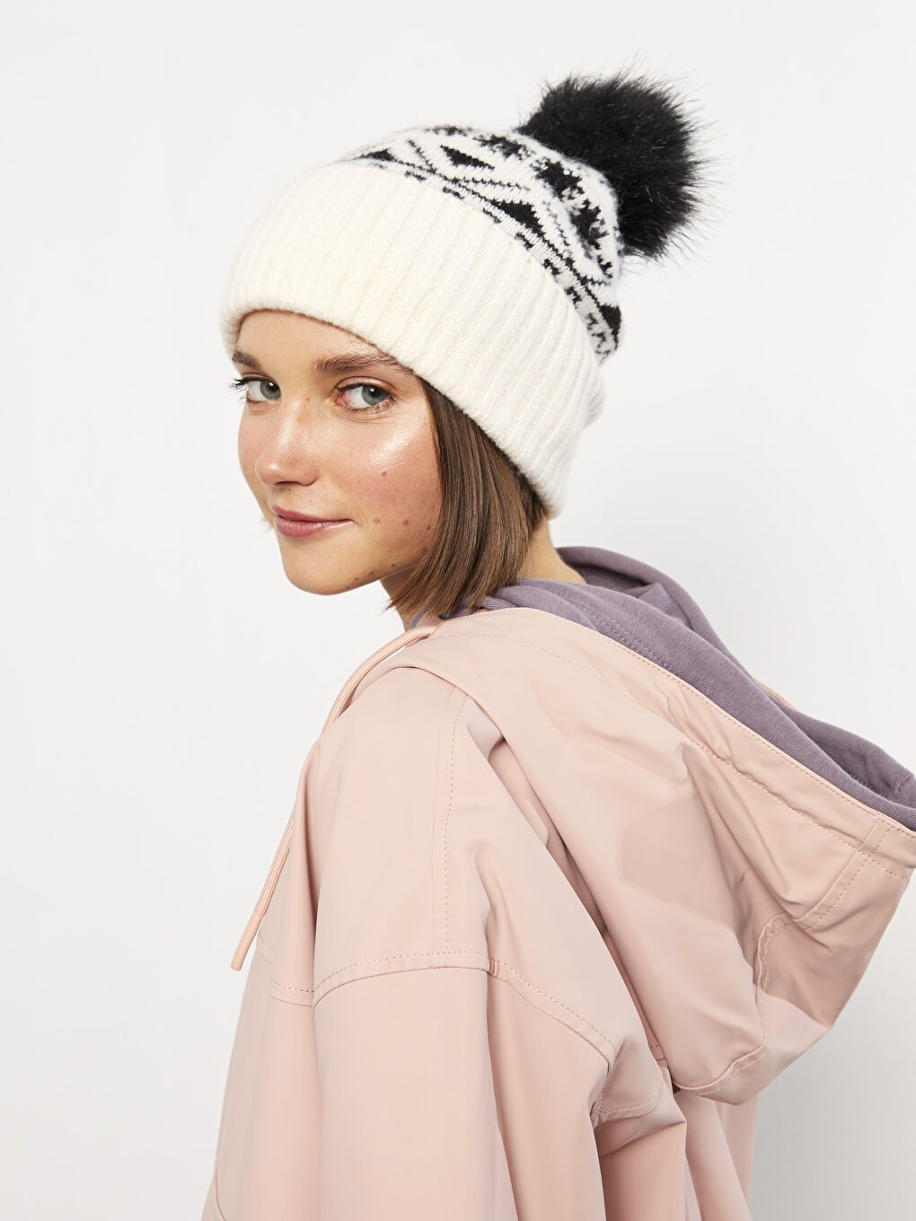 بيريه للسيدات بتفاصيل بومبون ومطبوع-4