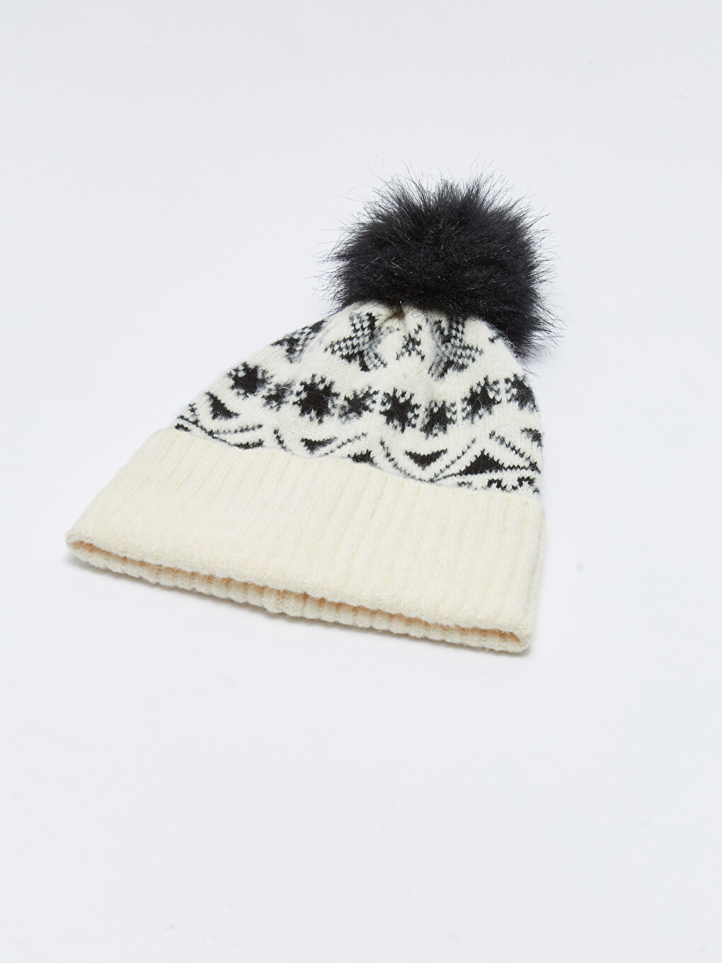 بيريه للسيدات بتفاصيل بومبون ومطبوع-6