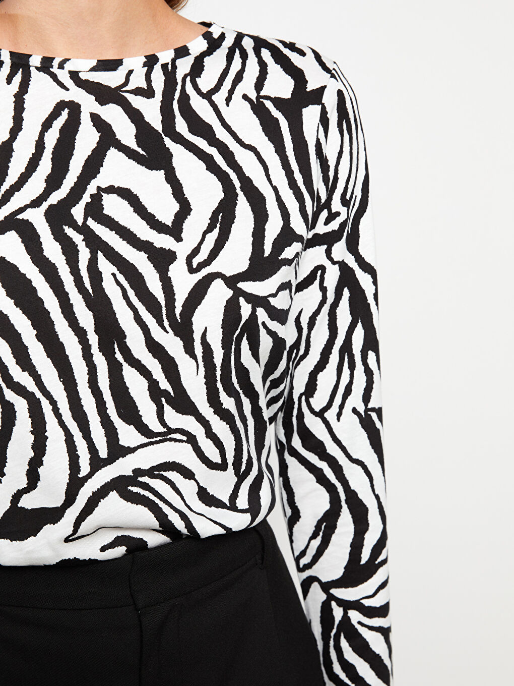 Siyah Bisiklet Yaka Desenli Uzun Kollu Pamuklu Kadın Tişört-3