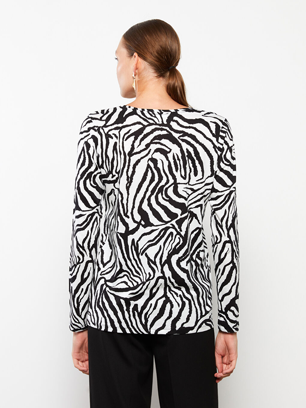 Siyah Bisiklet Yaka Desenli Uzun Kollu Pamuklu Kadın Tişört-4