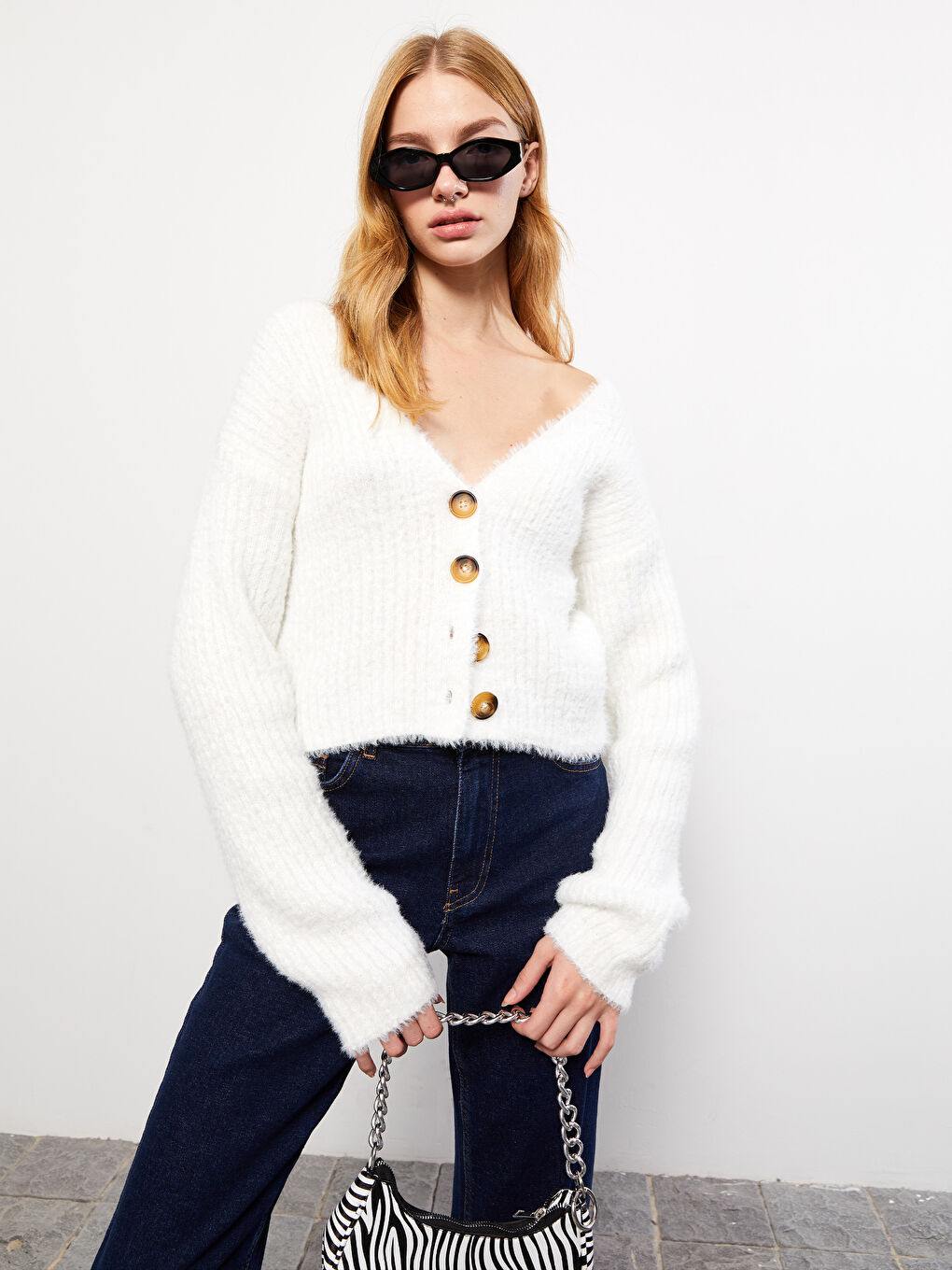 Ekru V Yaka Kadın Triko Hırka-1