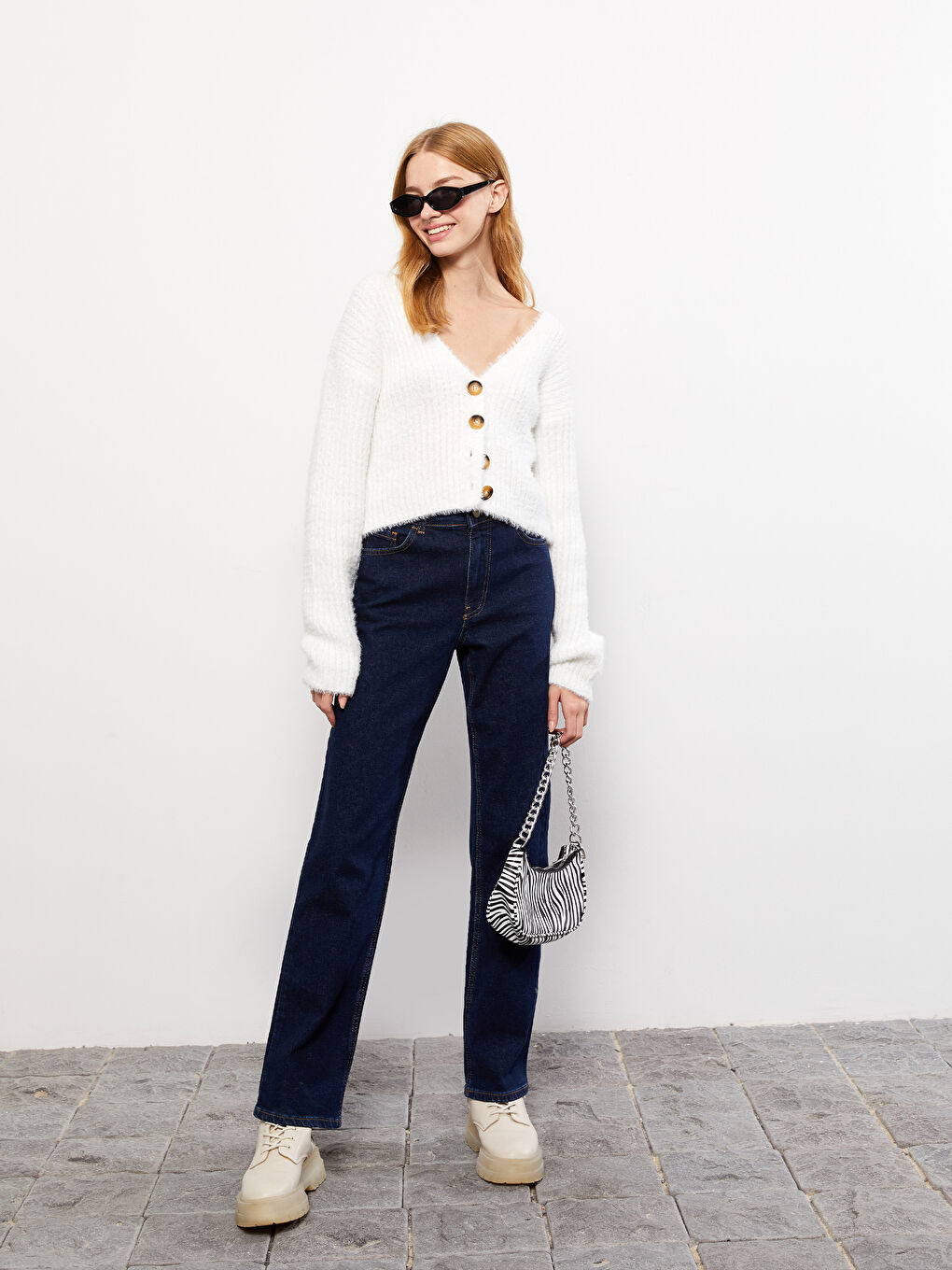 Ekru V Yaka Kadın Triko Hırka-2