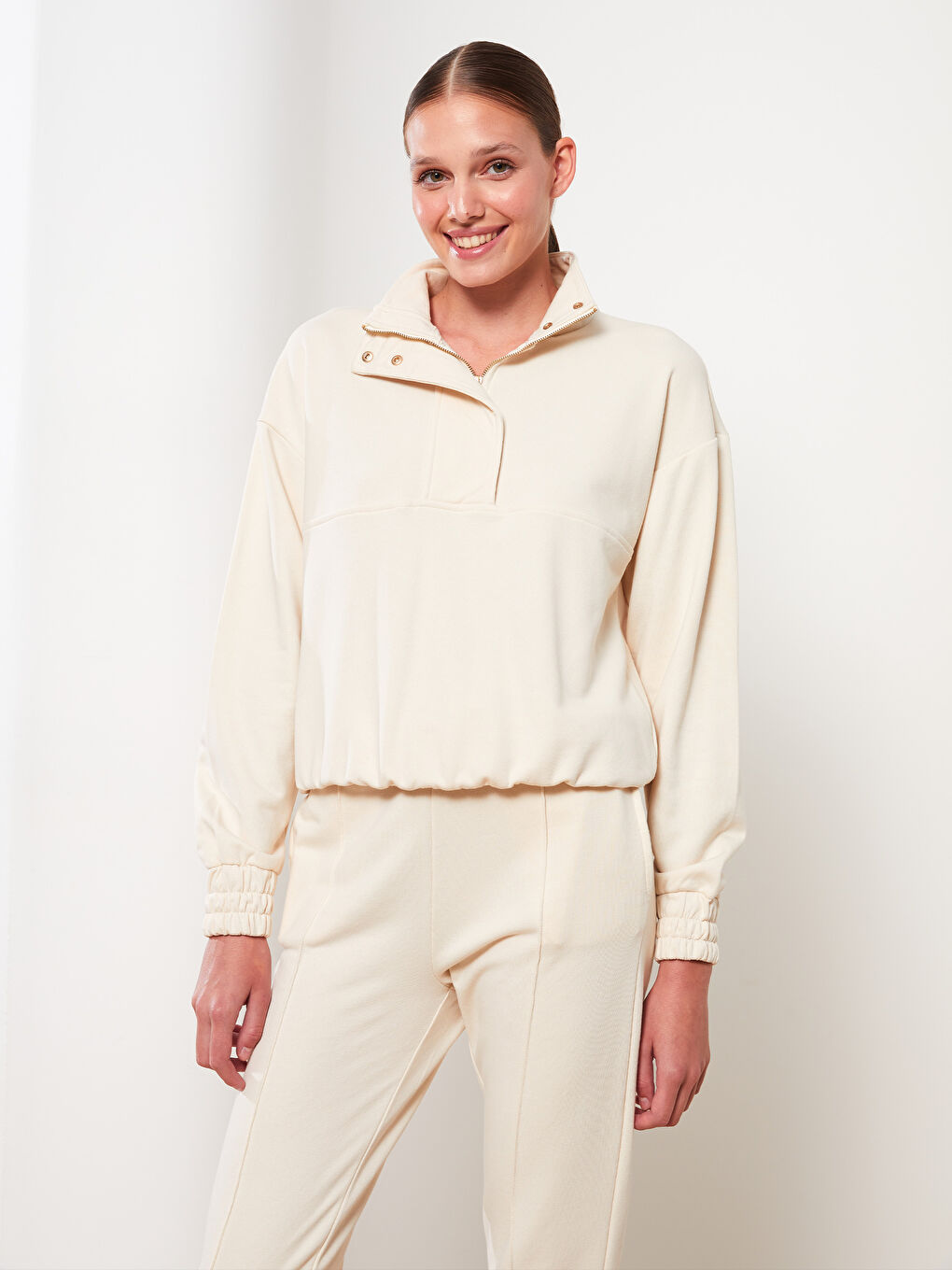 Bej Dik Yaka Düz Uzun Kollu Kadın Sweatshirt