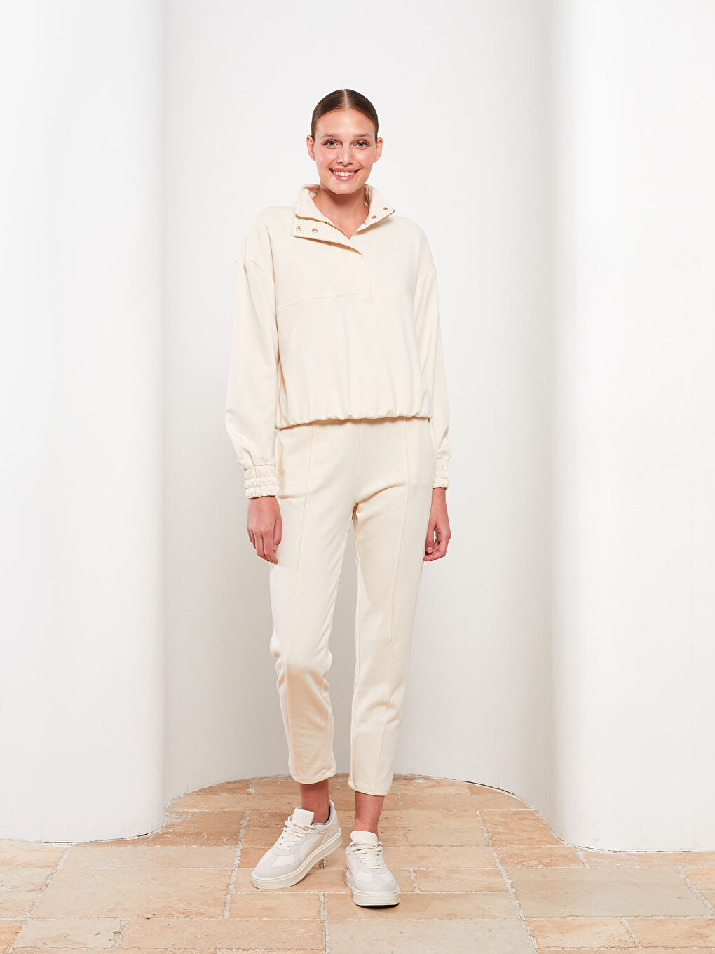 Bej Dik Yaka Düz Uzun Kollu Kadın Sweatshirt-2