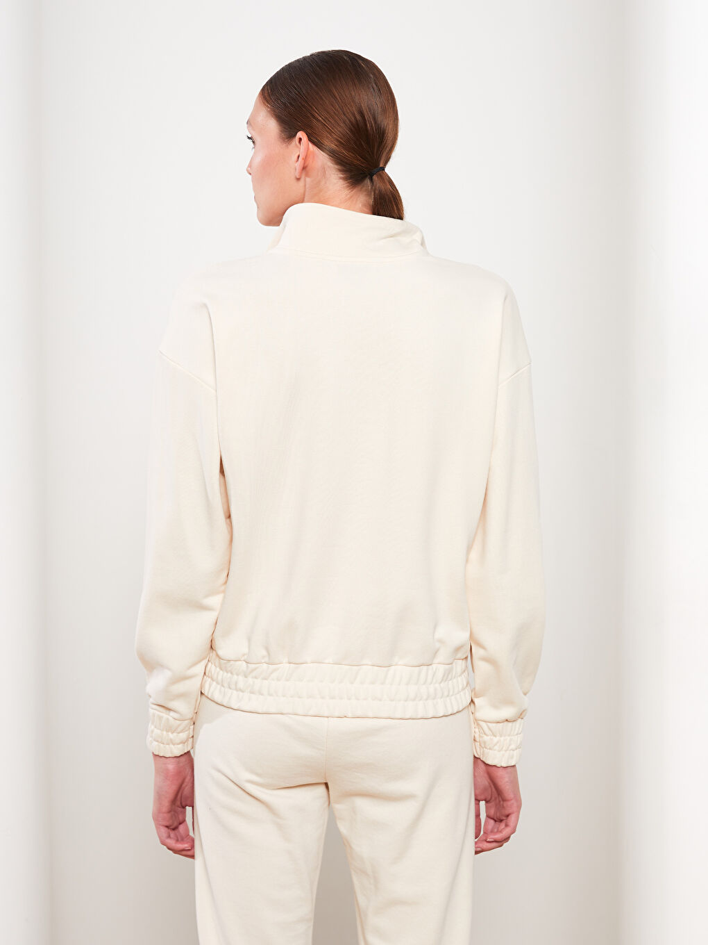 Bej Dik Yaka Düz Uzun Kollu Kadın Sweatshirt-4