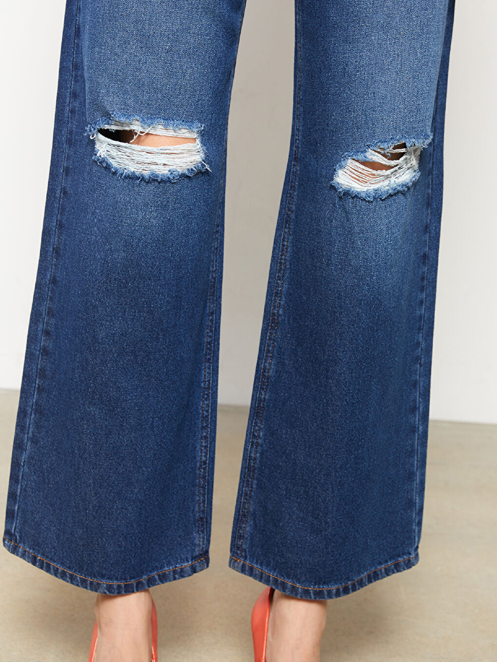 جينز روديو بوسط عالي ورِجل واسعة مستقيمة بتفاصيل مقطعة للسيدات-2