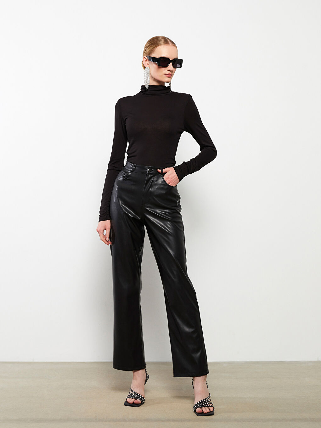 Siyah Dik Yaka Düz Uzun Kollu Kadın Body-1