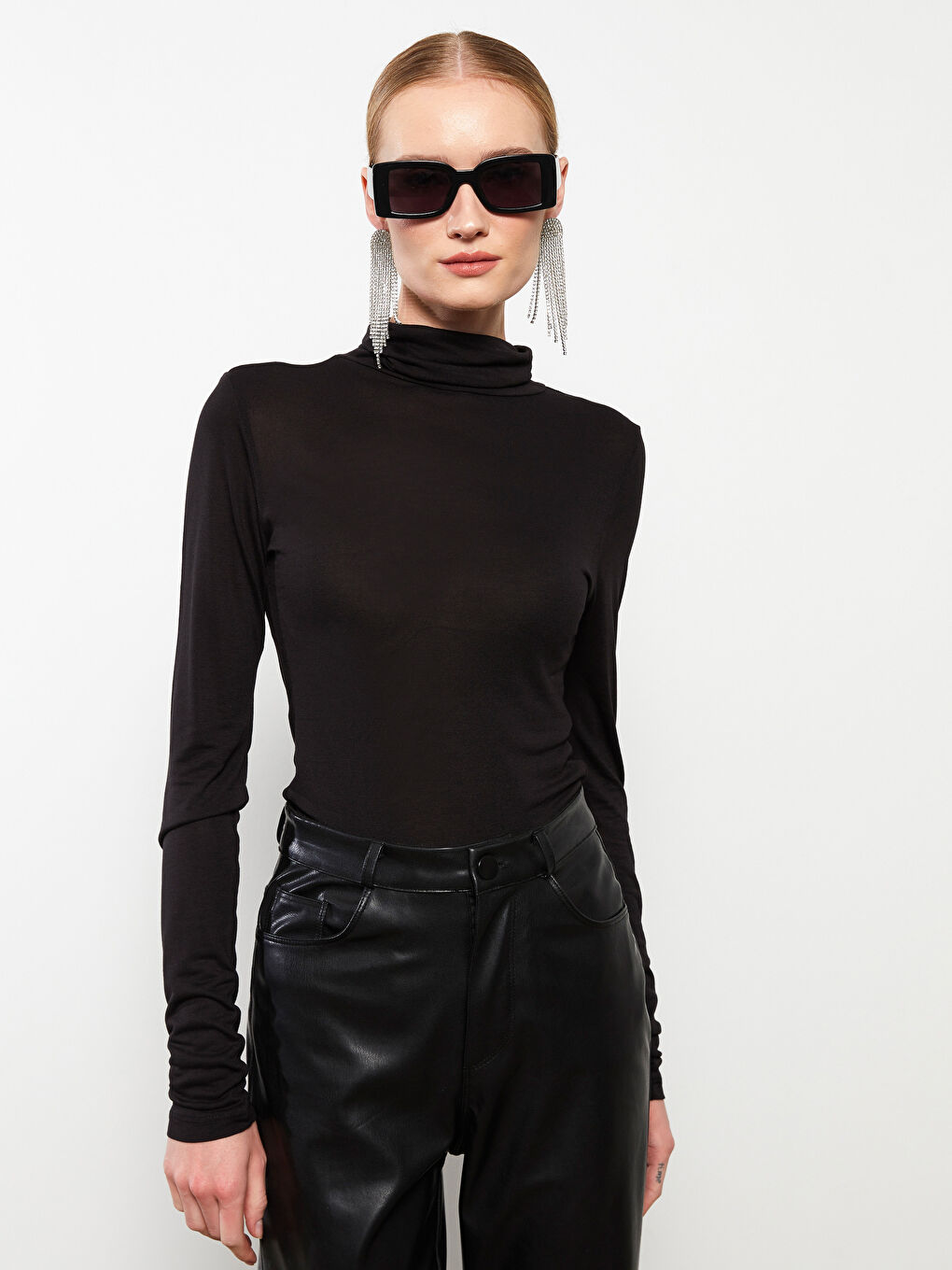 Siyah Dik Yaka Düz Uzun Kollu Kadın Body-2