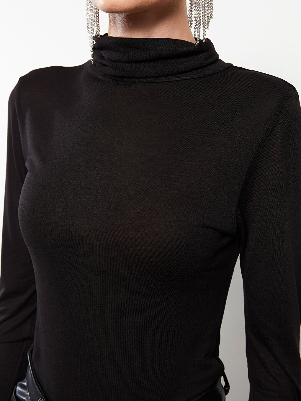 Siyah Dik Yaka Düz Uzun Kollu Kadın Body-3