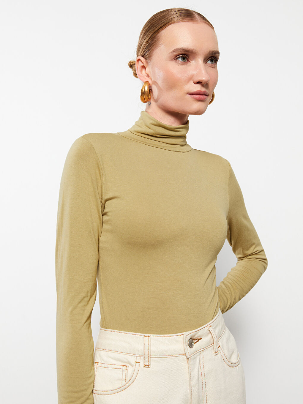 Bej Dik Yaka Düz Uzun Kollu Kadın Body