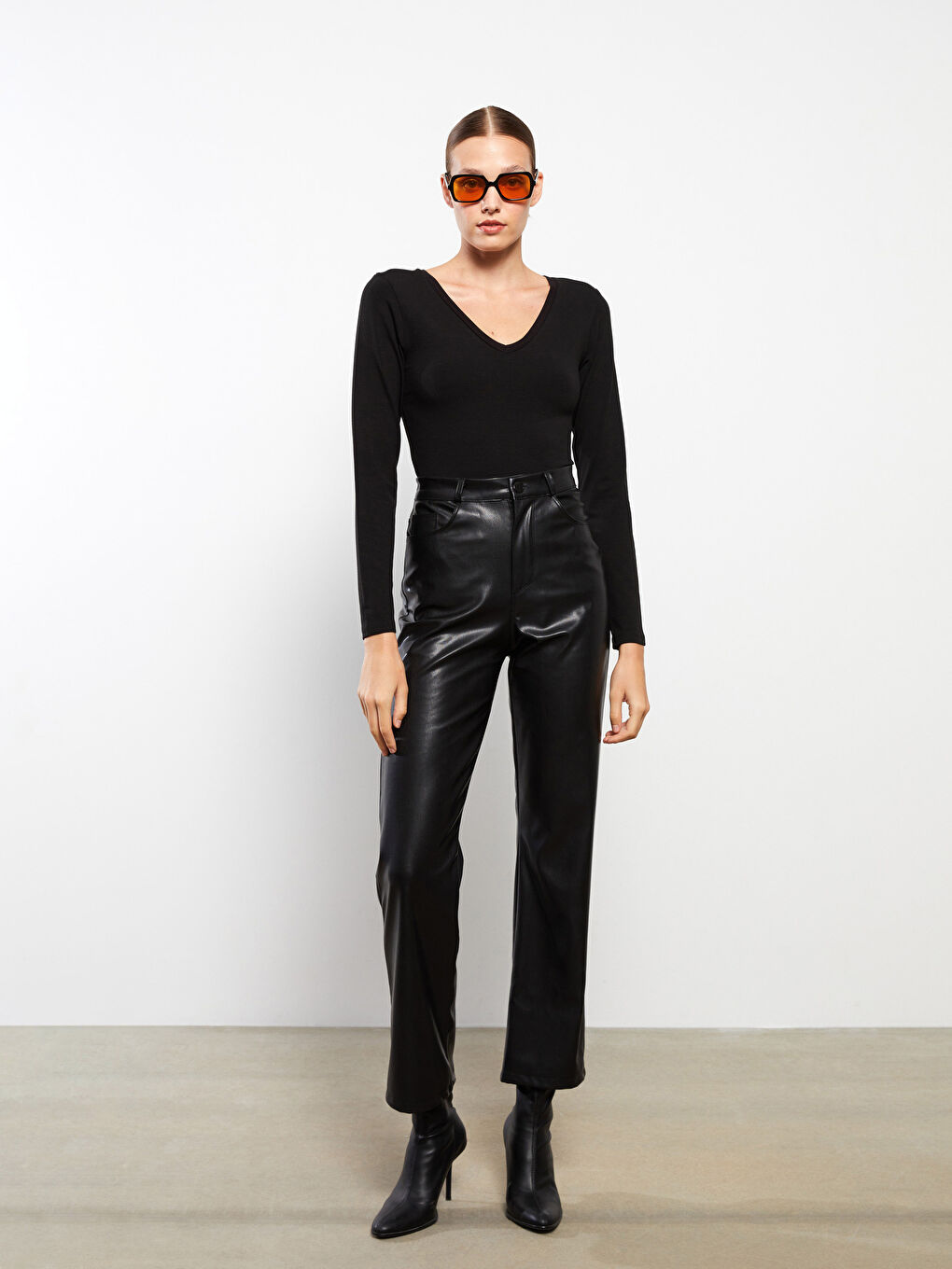 Siyah V Yaka Düz Uzun Kollu Kadın Body-2