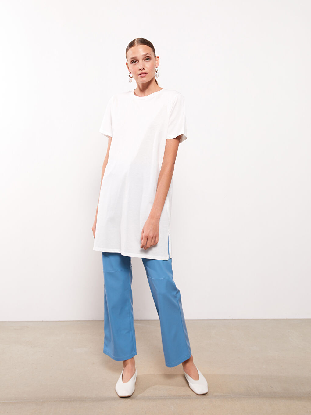 Beyaz Bisiklet Yaka Düz Kısa Kollu Pamuklu Oversize Kadın Tunik-1