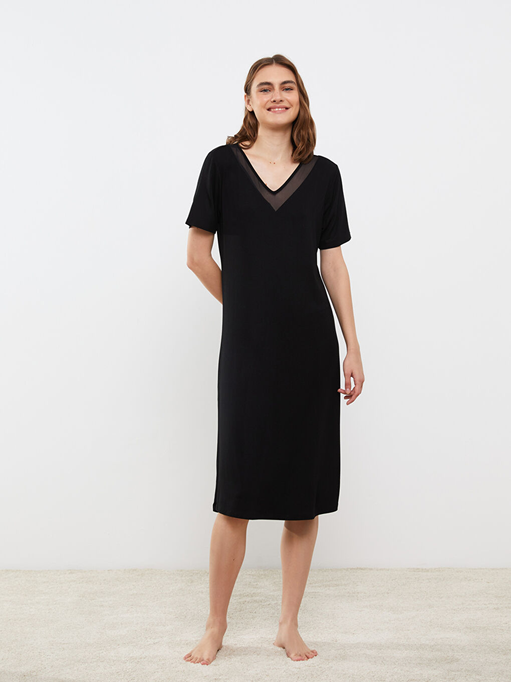 Siyah V Yaka Düz Kısa Kollu Kadın Gecelik