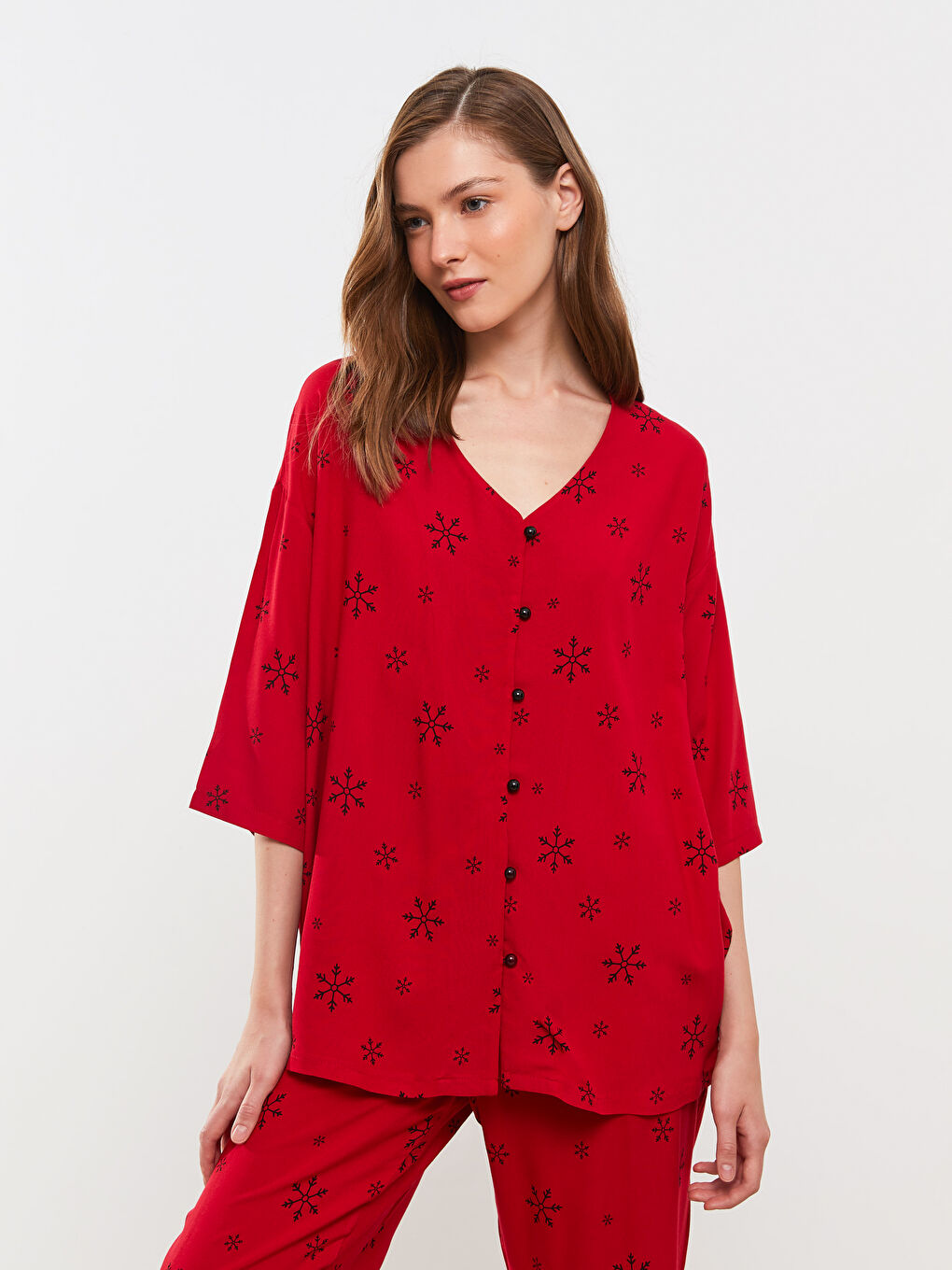 Kırmızı V Yaka Yılbaşı Temalı Viskon Kadın Pijama Takımı