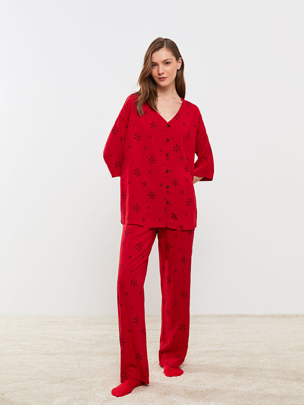 Kırmızı V Yaka Yılbaşı Temalı Viskon Kadın Pijama Takımı-2