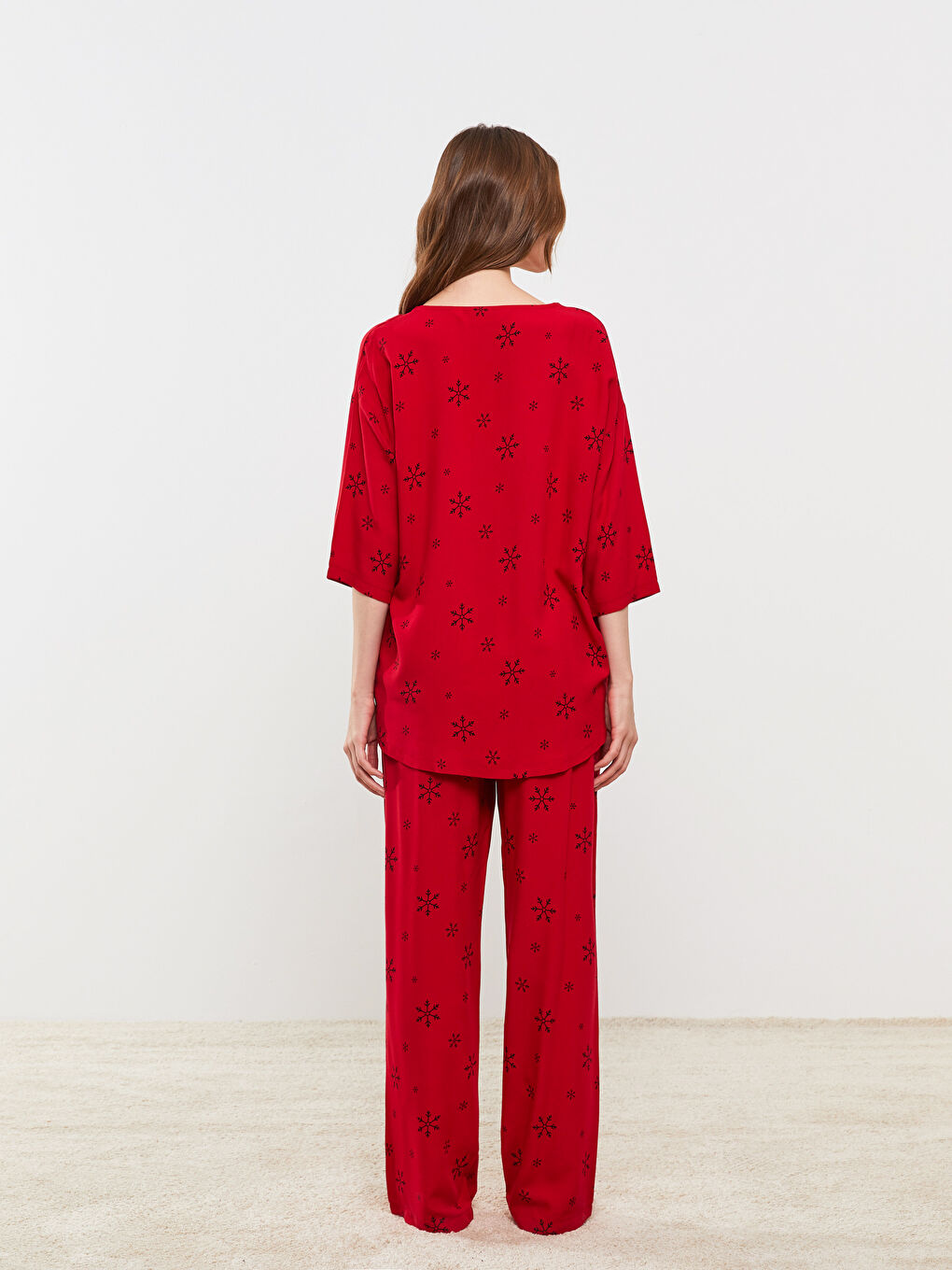 Kırmızı V Yaka Yılbaşı Temalı Viskon Kadın Pijama Takımı-4