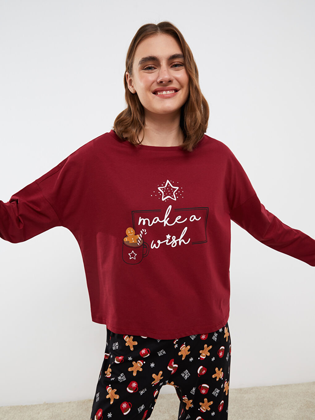 طقم بيجامة قطن كم طويل بياقة دائرية بطابع رأس السنة للسيدات