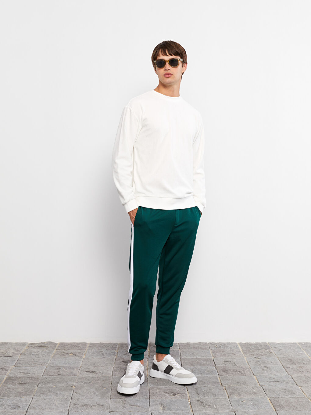 Beyaz Bisiklet Yaka Uzun Kollu Erkek Sweatshirt-2