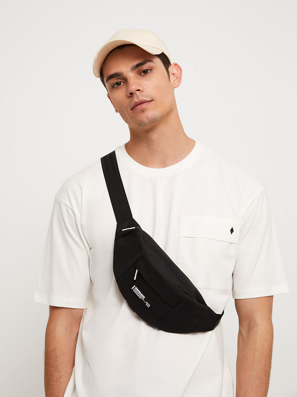 Siyah Etiket Detaylı Erkek Bel Çantası
