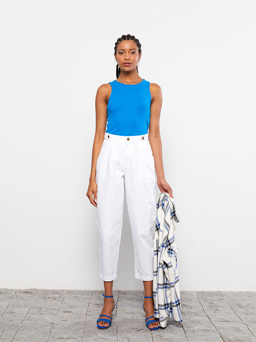 Beyaz Yüksek Bel Mom Fit Düz Cep Detaylı Kadın Rodeo Jean Pantolon