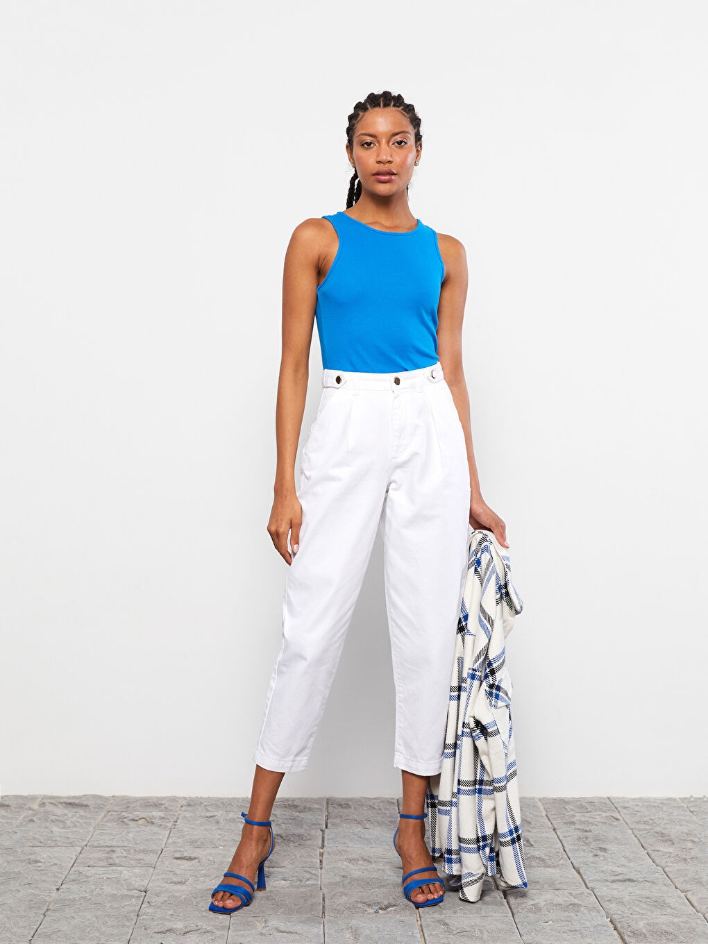 Beyaz Yüksek Bel Mom Fit Düz Cep Detaylı Kadın Rodeo Jean Pantolon-1