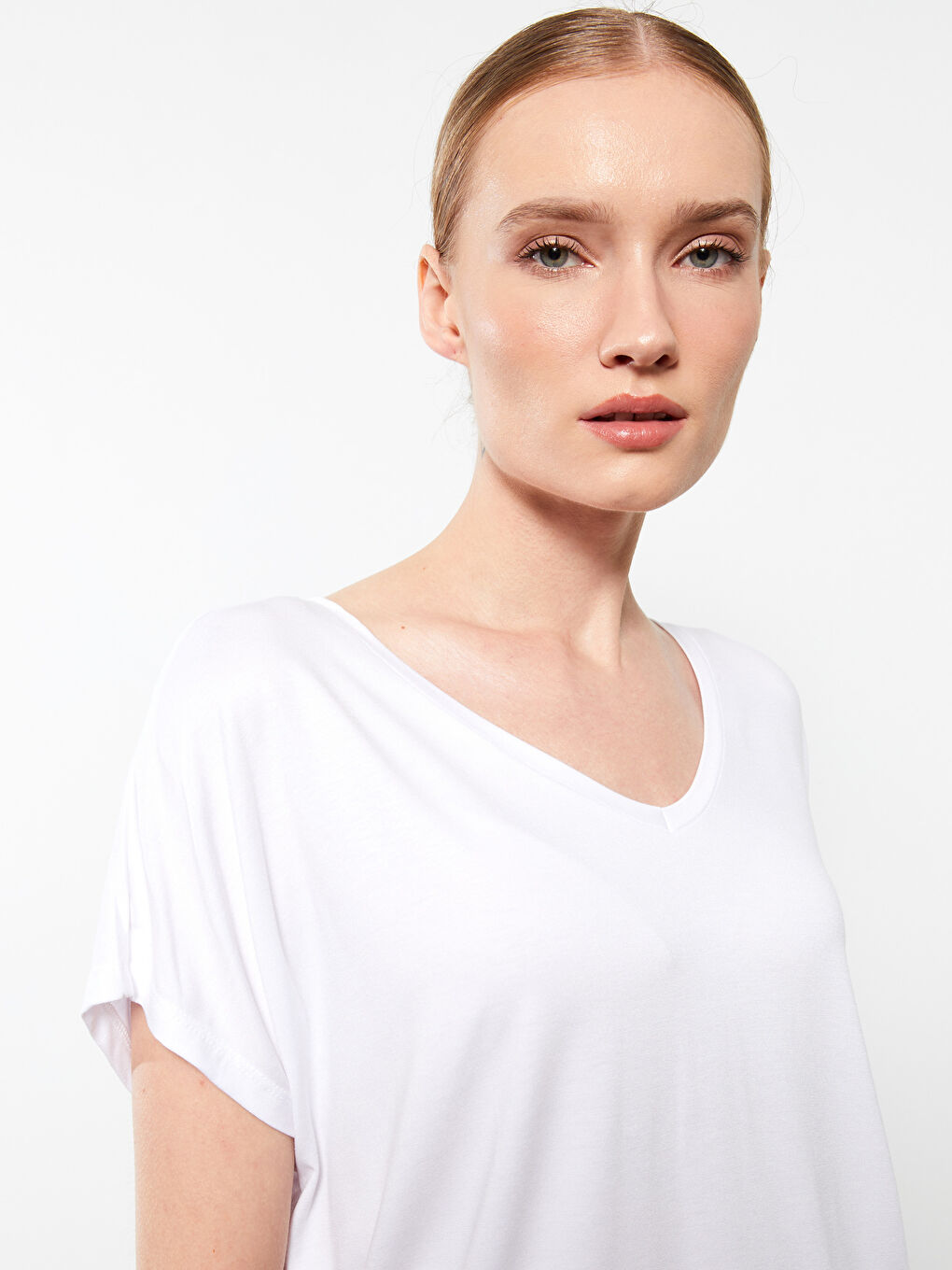 Beyaz V Yaka Düz Kısa Kollu Kadın Tişört