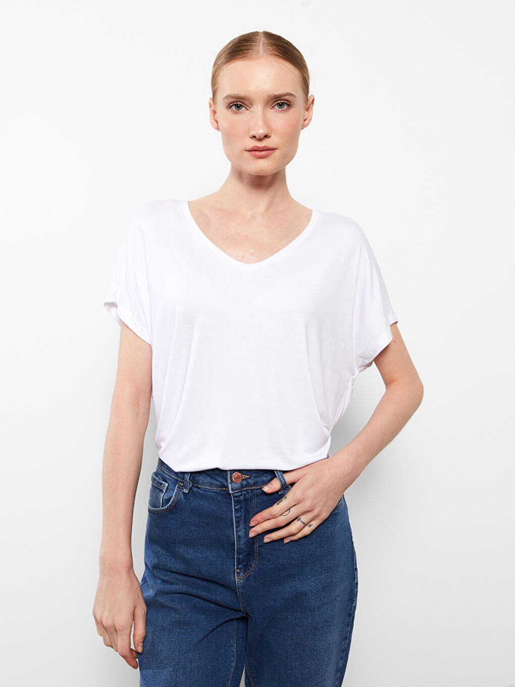 Beyaz V Yaka Düz Kısa Kollu Kadın Tişört-1