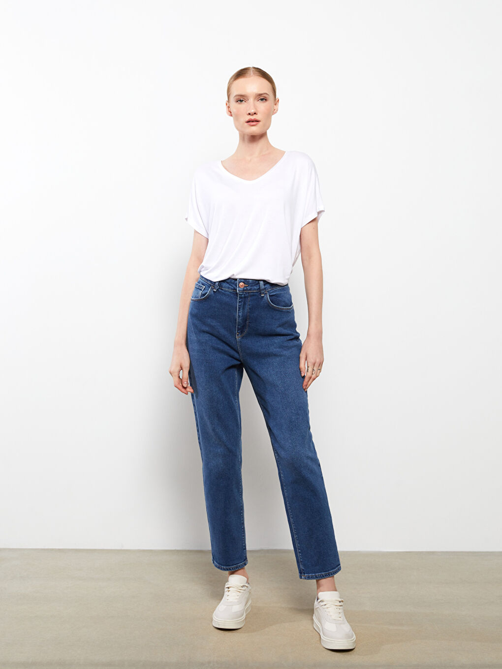 Beyaz V Yaka Düz Kısa Kollu Kadın Tişört-2