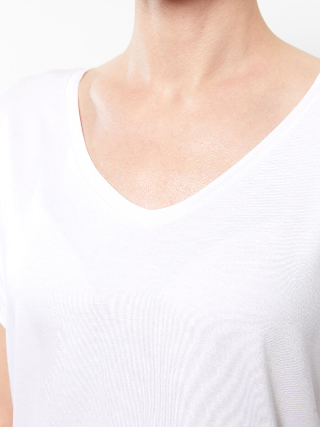 Beyaz V Yaka Düz Kısa Kollu Kadın Tişört-3