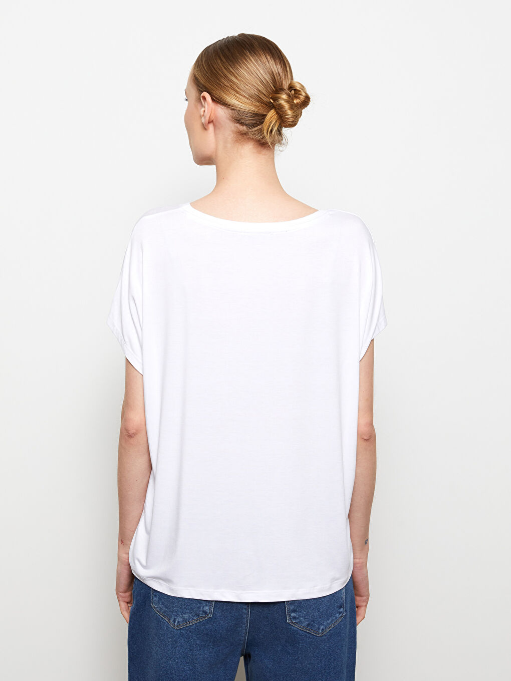 Beyaz V Yaka Düz Kısa Kollu Kadın Tişört-4