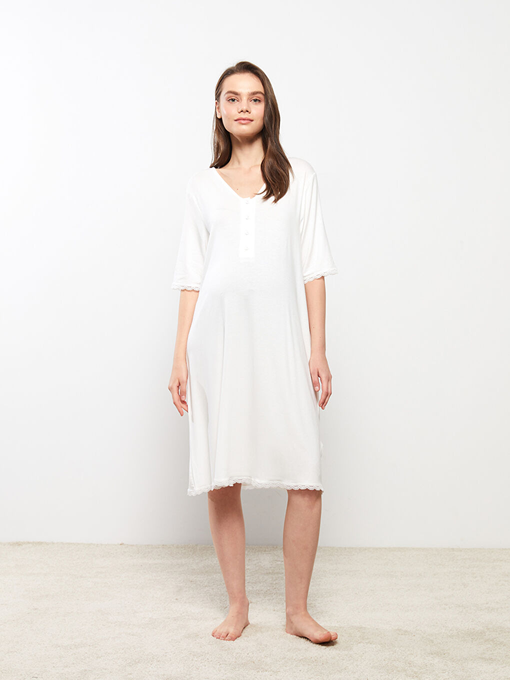 Ekru V Yaka Nakışlı Kısa Kollu Hamile Gecelik