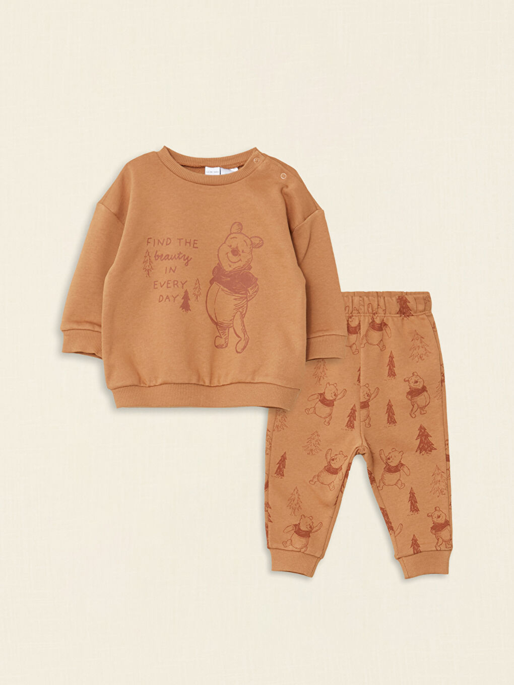 LCW baby Deve Tüyü Bisiklet Yaka Uzun Kollu Winnie the Pooh Baskılı Erkek Bebek Sweatshirt ve Eşofman Alt 2'li Takım