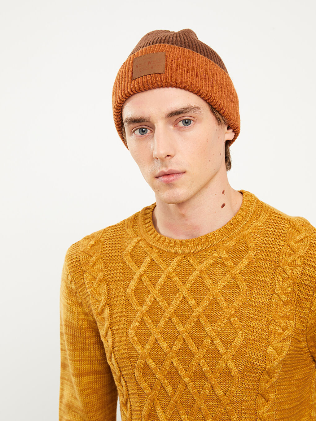 Kahverengi Etiket Baskılı Renk Bloklu Erkek Triko Bere