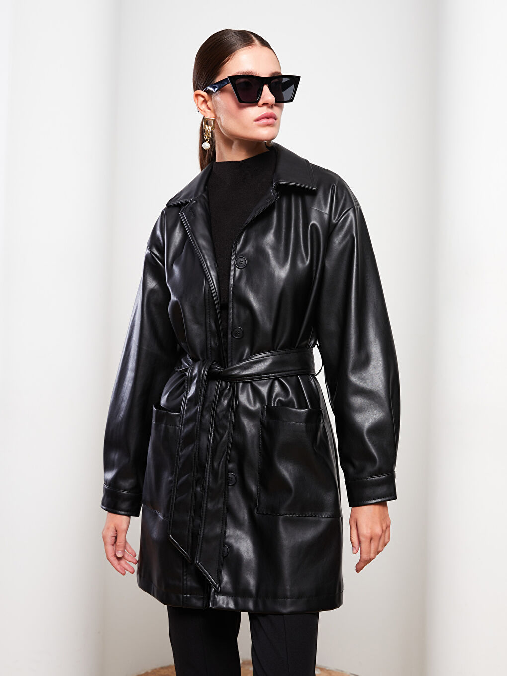 Siyah Kadın Gömlek Yaka Düz Deri Görünümlü Mont-1