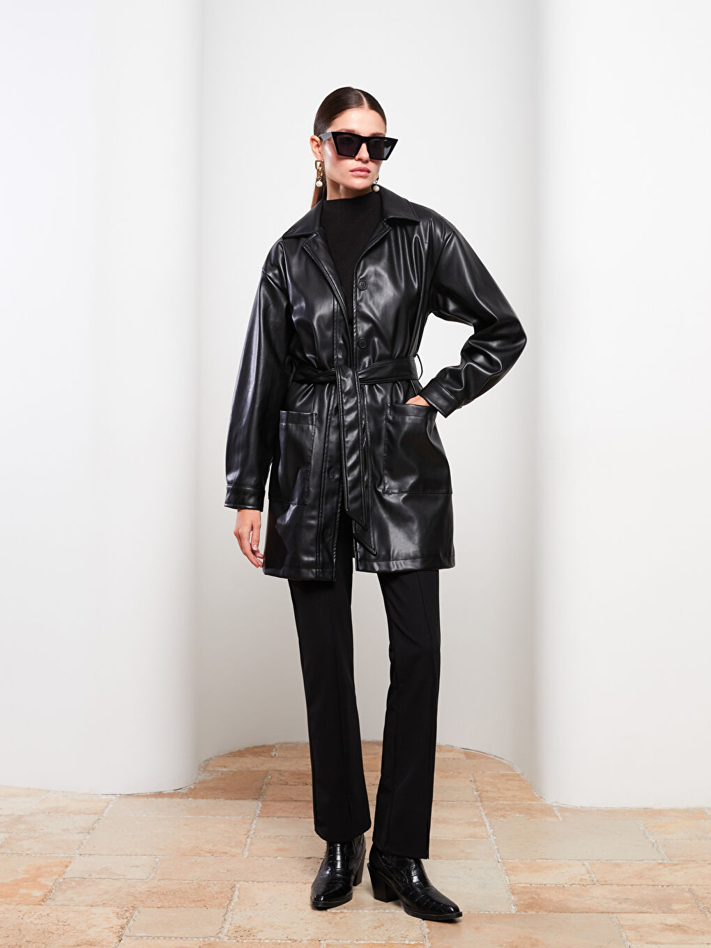 Siyah Kadın Gömlek Yaka Düz Deri Görünümlü Mont-2