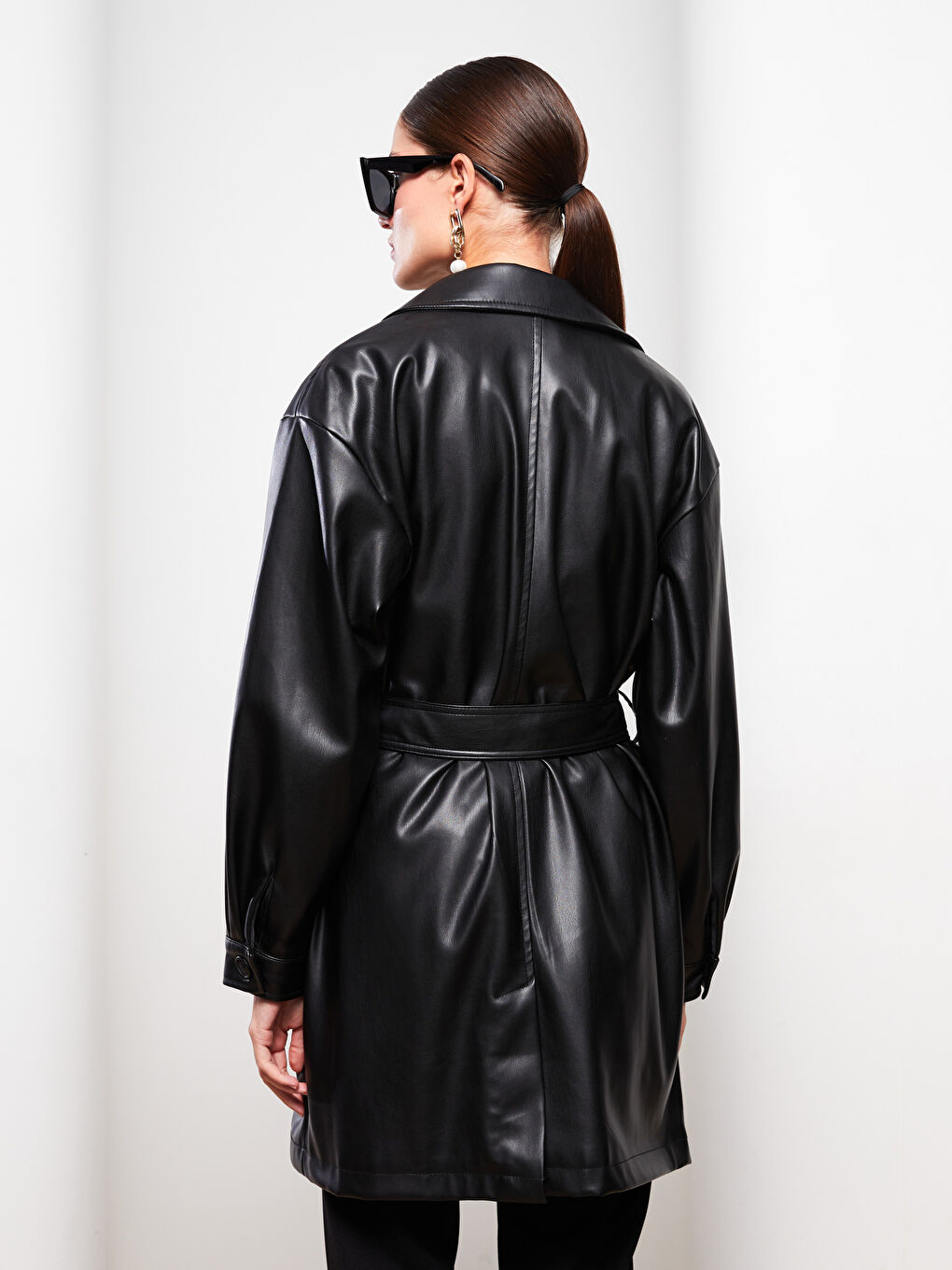 Siyah Kadın Gömlek Yaka Düz Deri Görünümlü Mont-4