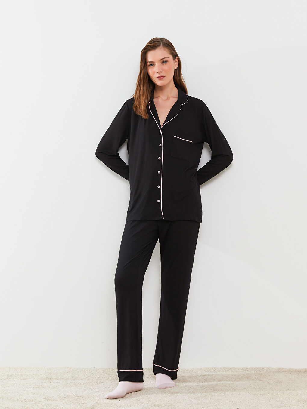 طقم بيجامة بياقة قميص سادة كم طويل للسيدات