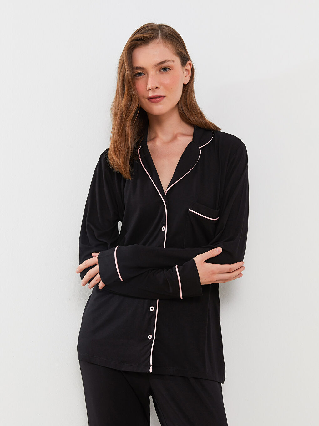 طقم بيجامة بياقة قميص سادة كم طويل للسيدات-1