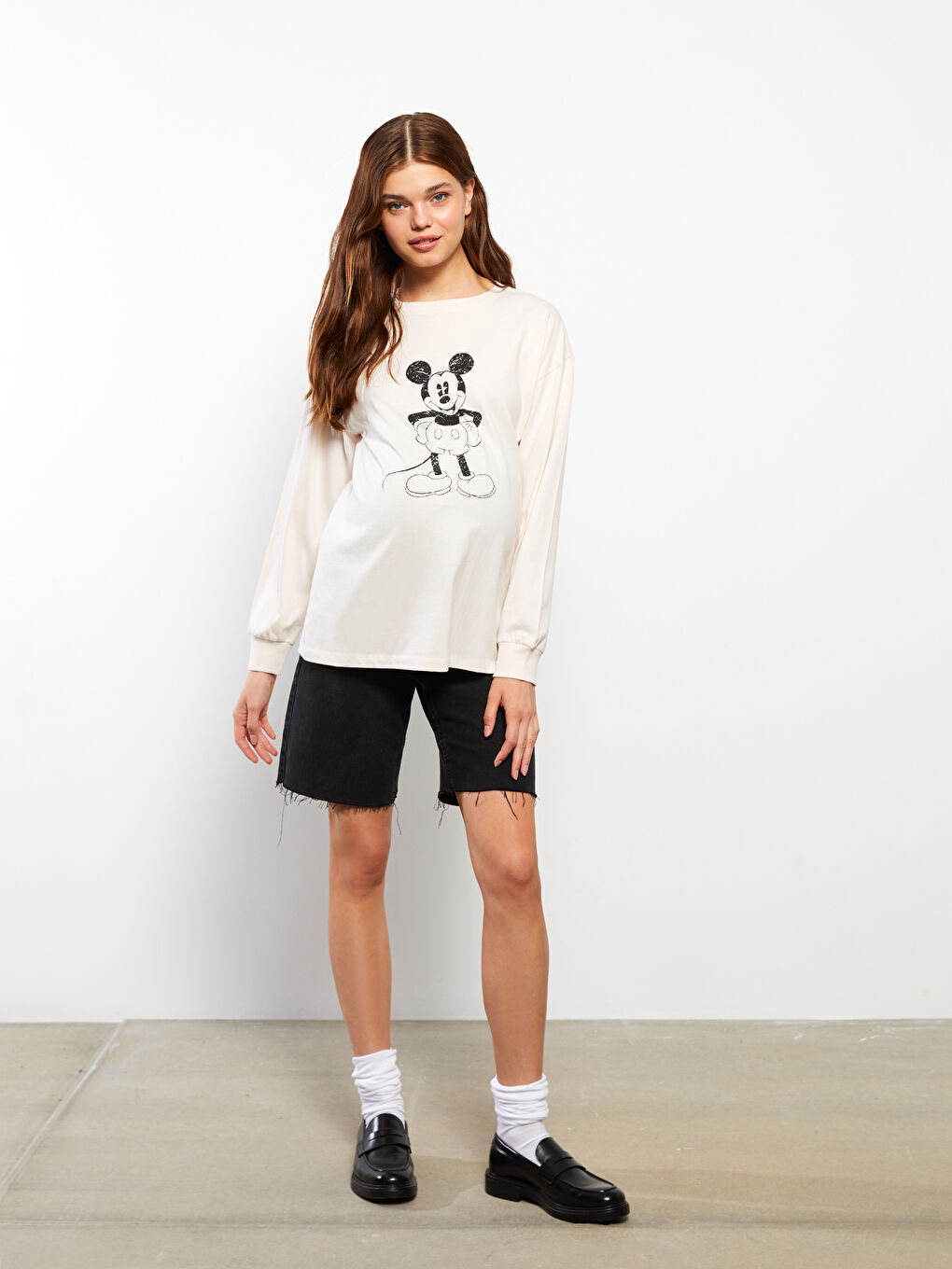 LCWAIKIKI Maternity Rundhalsausschnitt Mickey Mouse Bedrucktes Langarm Mutterschafts-T-Shirt -W2DE21Z8-FEK
